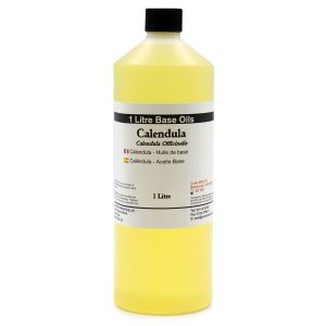 Botella de aceite base de caléndula de 1 litro con líquido amarillo sobre fondo blanco