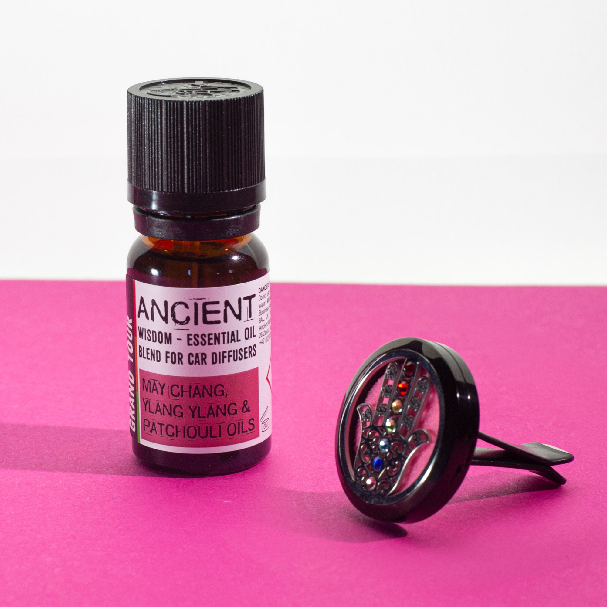 Frasco de aceite esencial para difusor de coche buen viaje 10 ml junto a un difusor