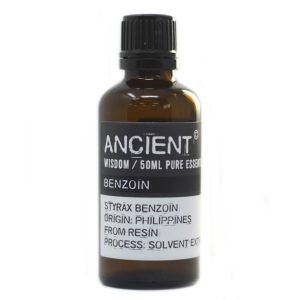 Frasco de aceite esencial de benjuí diluido 50 ml sobre fondo blanco