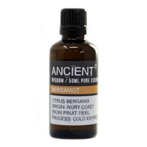 Frasco de aceite esencial de bergamota 50 ml sobre fondo blanco