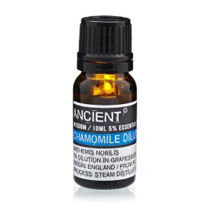 Frasco de aceite esencial de camomila diluido 10 ml sobre fondo blanco.
