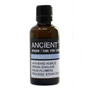 Frasco de aceite esencial de camomila pura 50 ml sobre fondo blanco