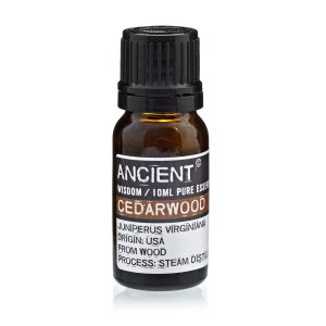 Frasco de aceite esencial de cedro de virginia 10 ml sobre fondo blanco.