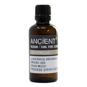 Frasco de aceite esencial de cedro de virginia 50 ml sobre fondo blanco