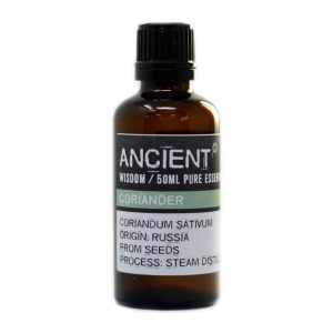 Frasco de aceite esencial de cilantro 50 ml sobre fondo blanco