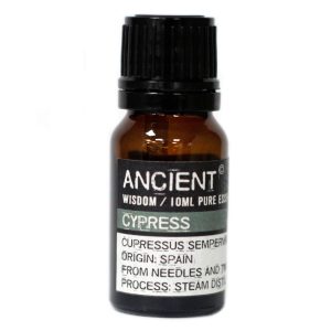 Frasco de aceite esencial de ciprés 10 ml sobre fondo blanco.