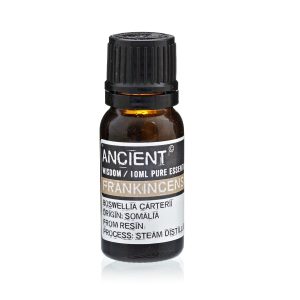 Frasco de aceite esencial de incienso puro 10 ml sobre fondo blanco.