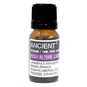 Frasco de aceite esencial de lavanda alpina alta 10 ml sobre fondo blanco