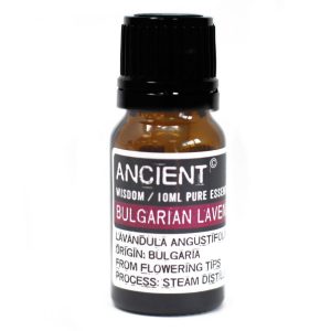 Frasco de aceite esencial de lavanda búlgara 10 ml sobre fondo blanco.