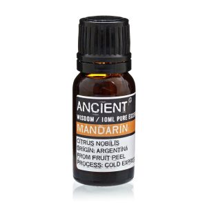 Frasco de aceite esencial de mandarín sobre fondo blanco