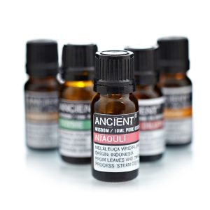 Frasco de aceite esencial de niaouli en primer plano con varios frascos desenfocados detrás