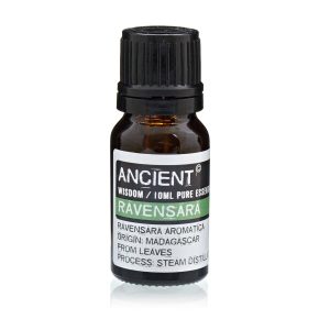 Frasco de aceite esencial de ravensara sobre fondo blanco
