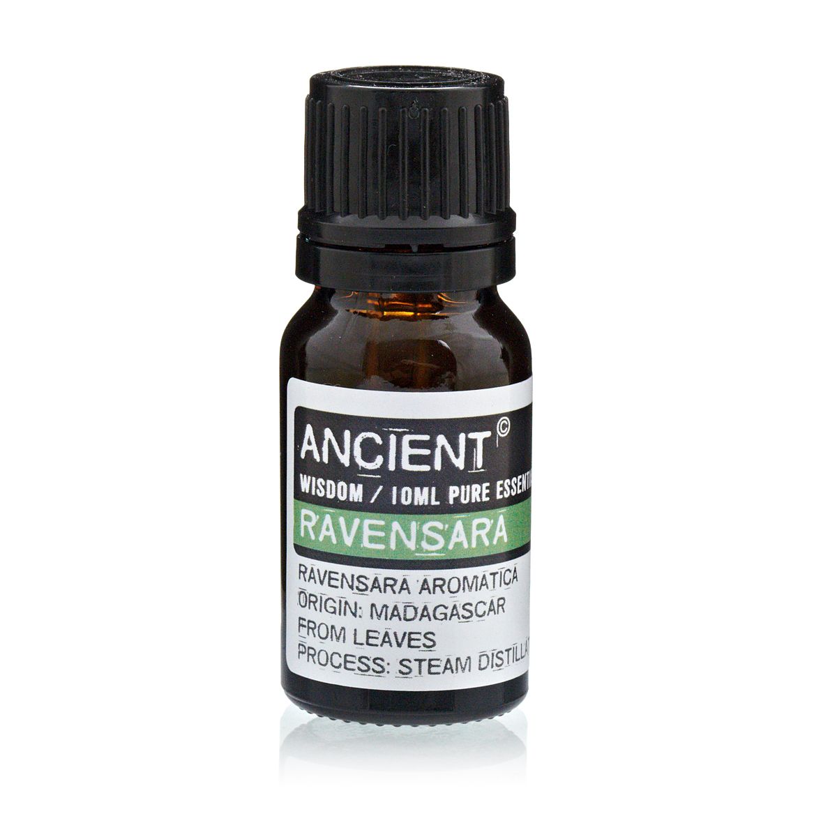 Frasco de aceite esencial de ravensara sobre fondo blanco