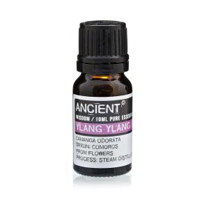 Frasco de aceite esencial de ylang ylang sobre fondo blanco