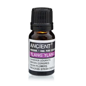 Frasco de aceite esencial de ylang ylang iii sobre fondo blanco