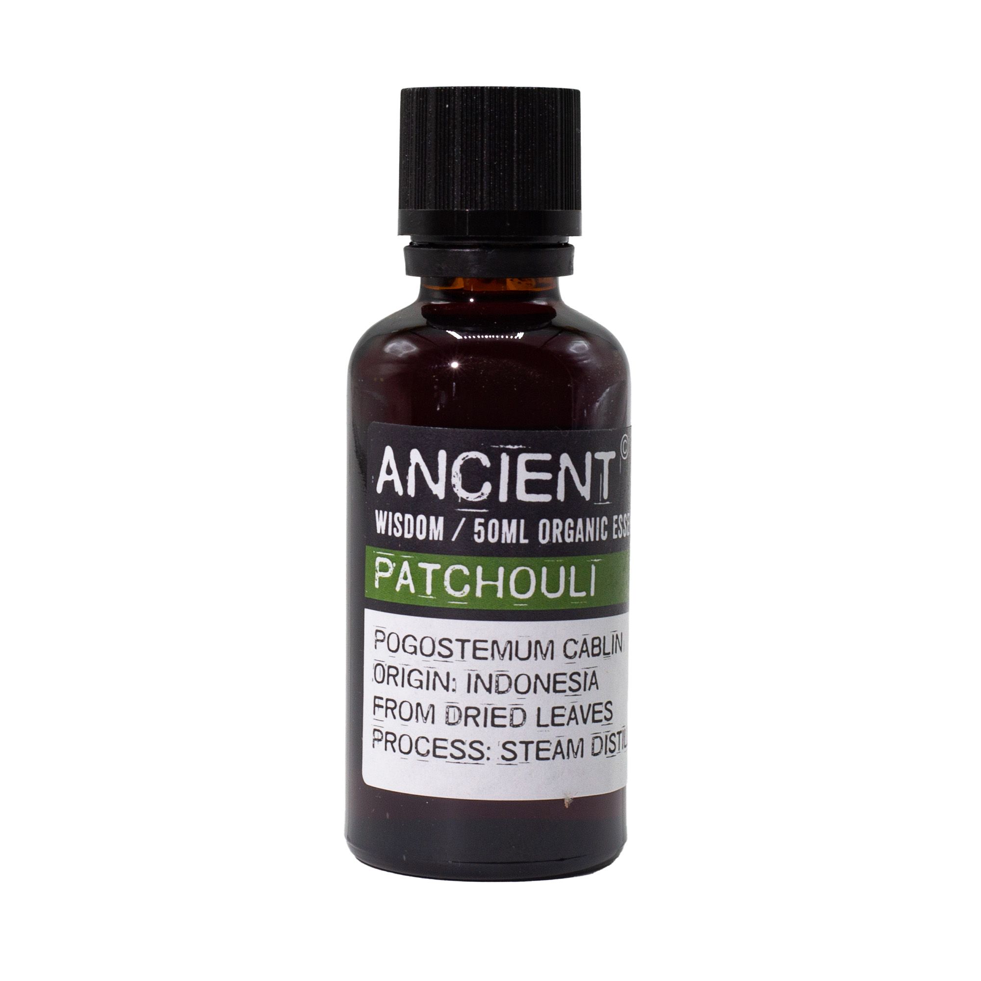 Frasco de aceite esencial orgánico de patchouli 50 ml sobre fondo blanco.