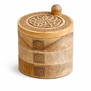 Caja giratoria de tres niveles tallada al estilo celta
