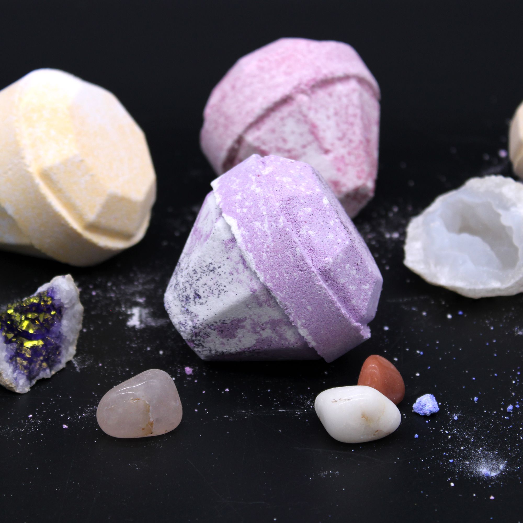 Bomba de Baño de Piedras Preciosas - Blanca y Violeta - Imagen 2