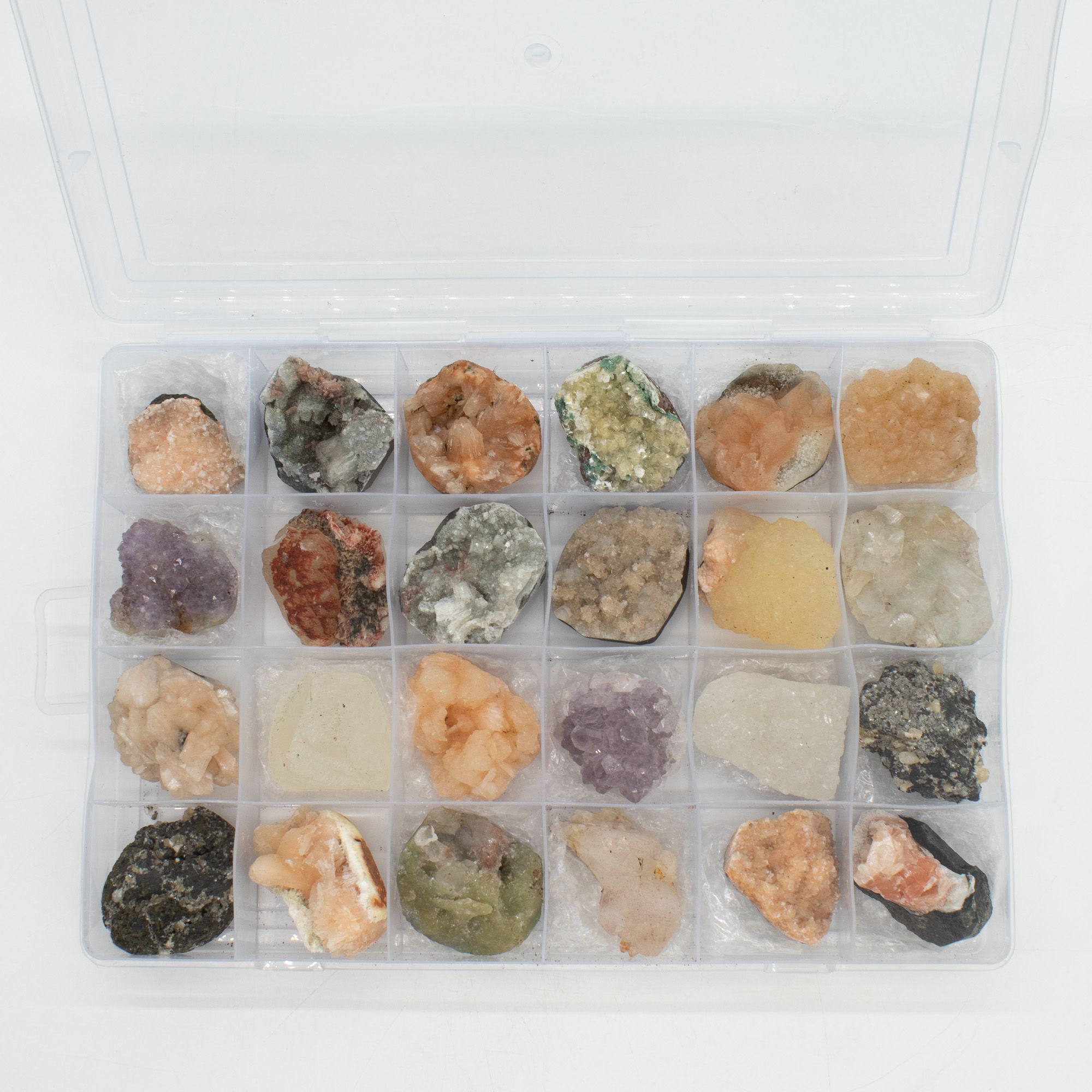 Muestras minerales - Zeolitas mixtas de la India en una vitrina (Apofilita blanca, Estilbita, Cuarzo dedo, Amatista, Estilbita verde, Heulandita) - Imagen 2
