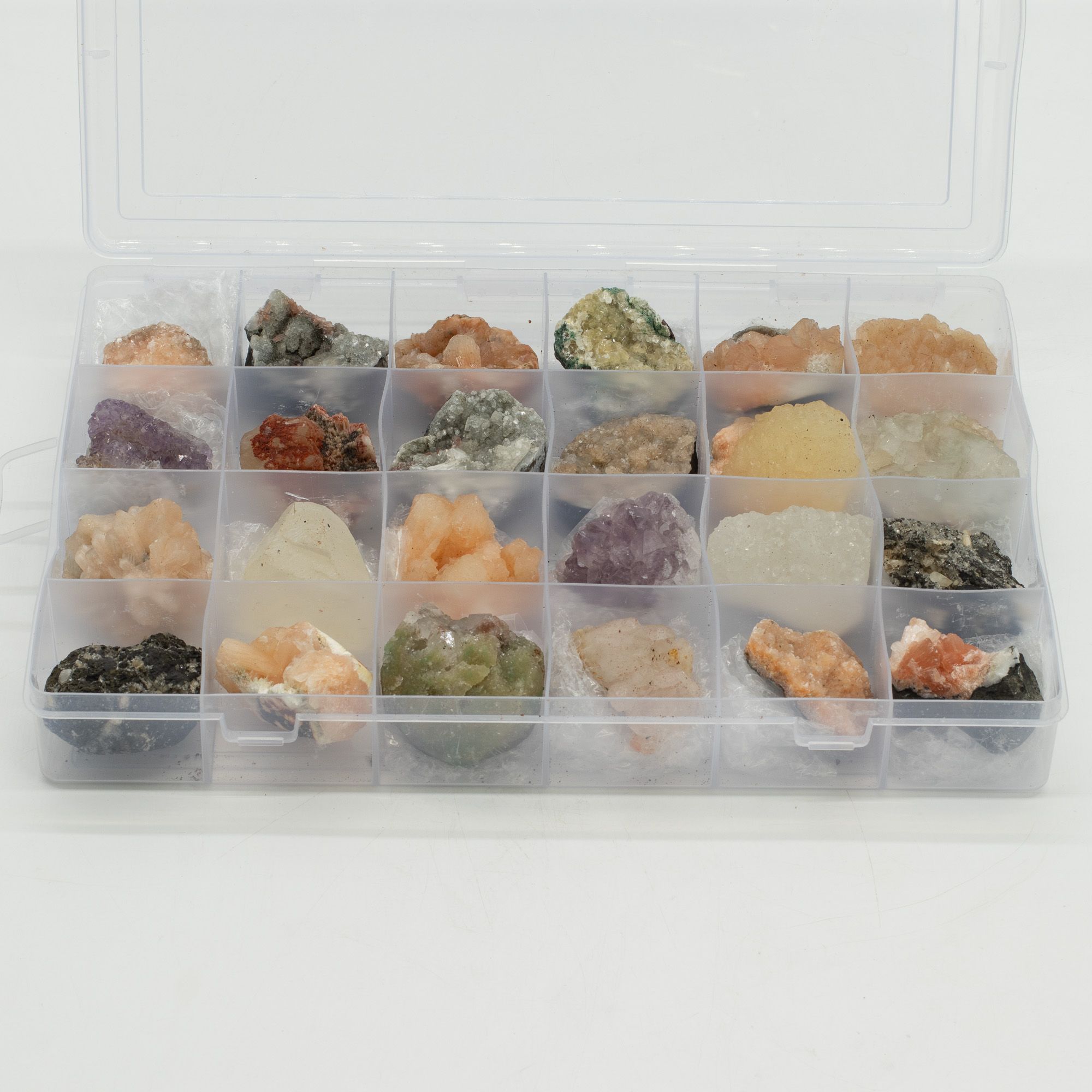Muestras minerales - Zeolitas mixtas de la India en una vitrina (Apofilita blanca, Estilbita, Cuarzo dedo, Amatista, Estilbita verde, Heulandita) - Imagen 7