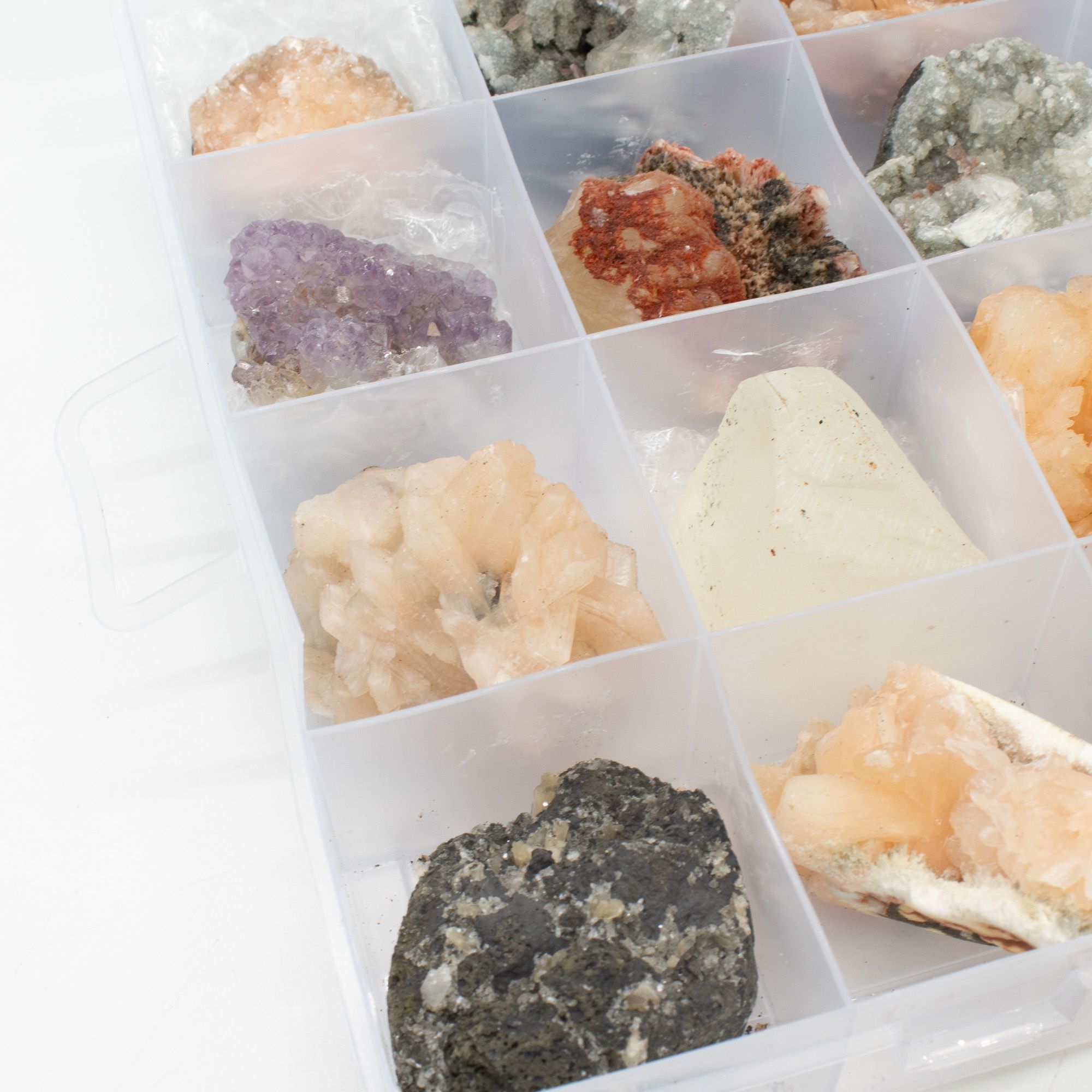 Muestras minerales - Zeolitas mixtas de la India en una vitrina (Apofilita blanca, Estilbita, Cuarzo dedo, Amatista, Estilbita verde, Heulandita) - Imagen 3
