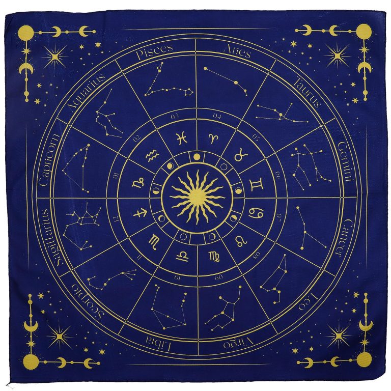 Cartas del Tarot con paño de lectura