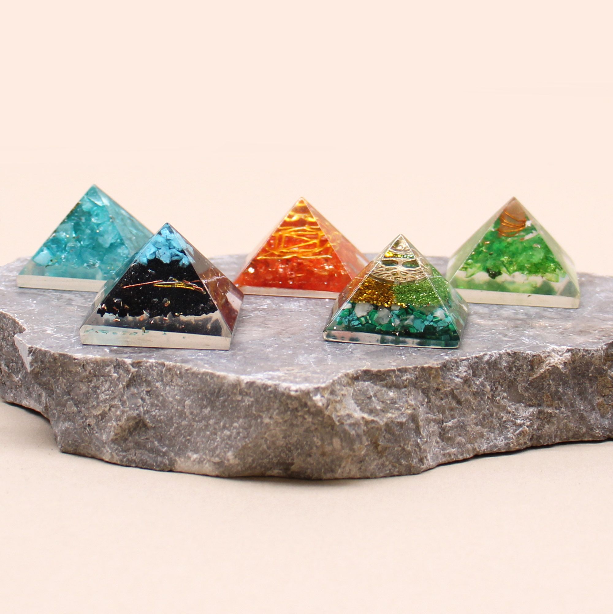 Objetos decorativos de orgonita con minerales