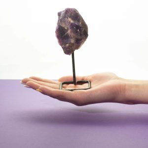 Muestra mineral en soporte metálico - amatista