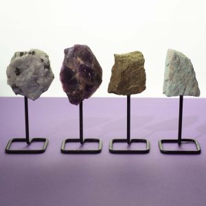 Muestra mineral en soporte metálico - epidoto
