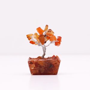 Árbol decorativo elaborado con piedras preciosas