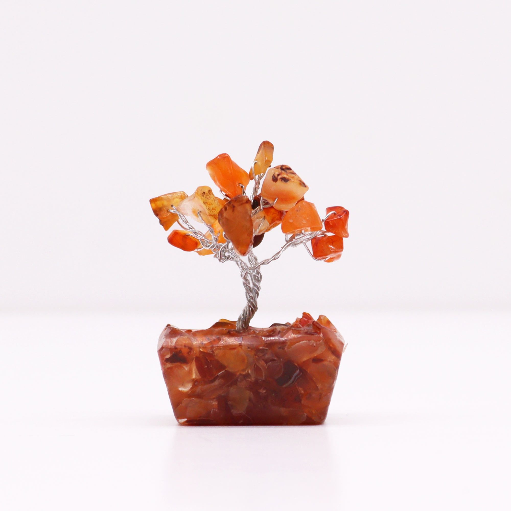 Árbol decorativo elaborado con piedras preciosas