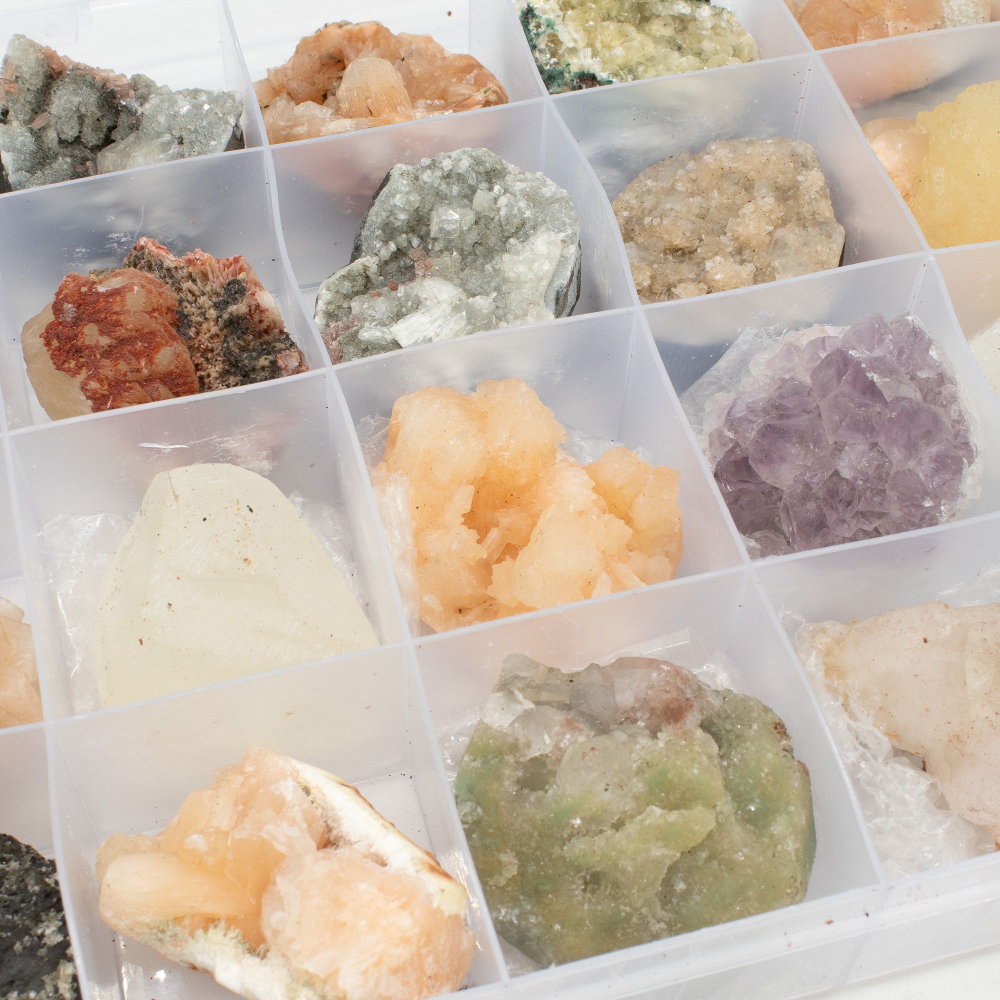 Muestras minerales - Zeolitas mixtas de la India en una vitrina (Apofilita blanca, Estilbita, Cuarzo dedo, Amatista, Estilbita verde, Heulandita) - Imagen 4