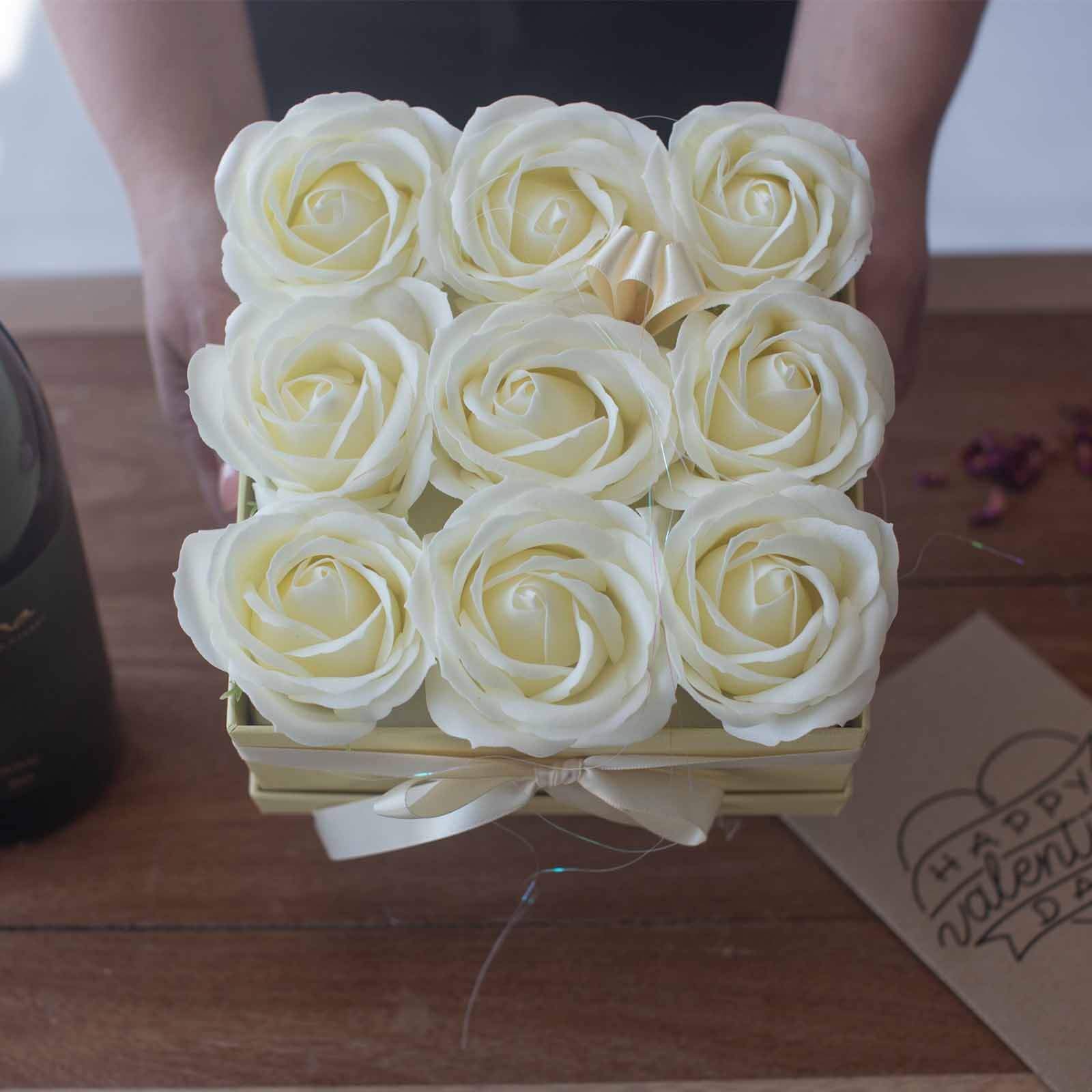 Caja de Regalo - Flor de Jabón 9 Rosas Crema - cuadrado - Imagen 7