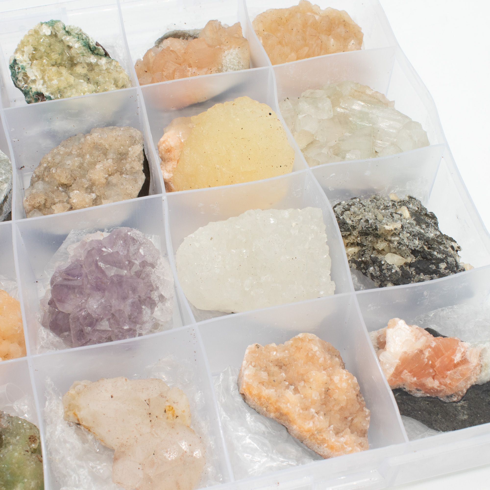 Muestras minerales - Zeolitas mixtas de la India en una vitrina (Apofilita blanca, Estilbita, Cuarzo dedo, Amatista, Estilbita verde, Heulandita) - Imagen 5