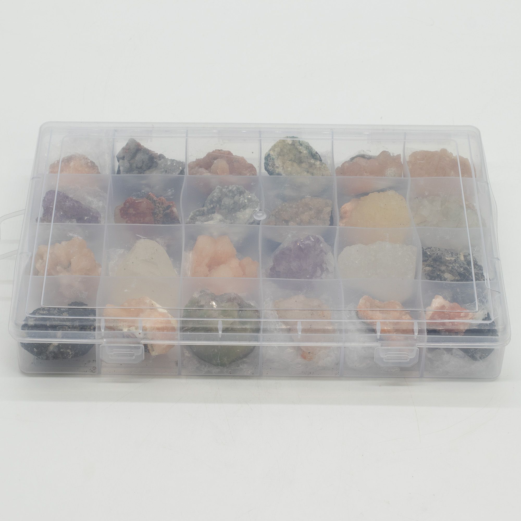 Muestras minerales - Zeolitas mixtas de la India en una vitrina (Apofilita blanca, Estilbita, Cuarzo dedo, Amatista, Estilbita verde, Heulandita) - Imagen 6