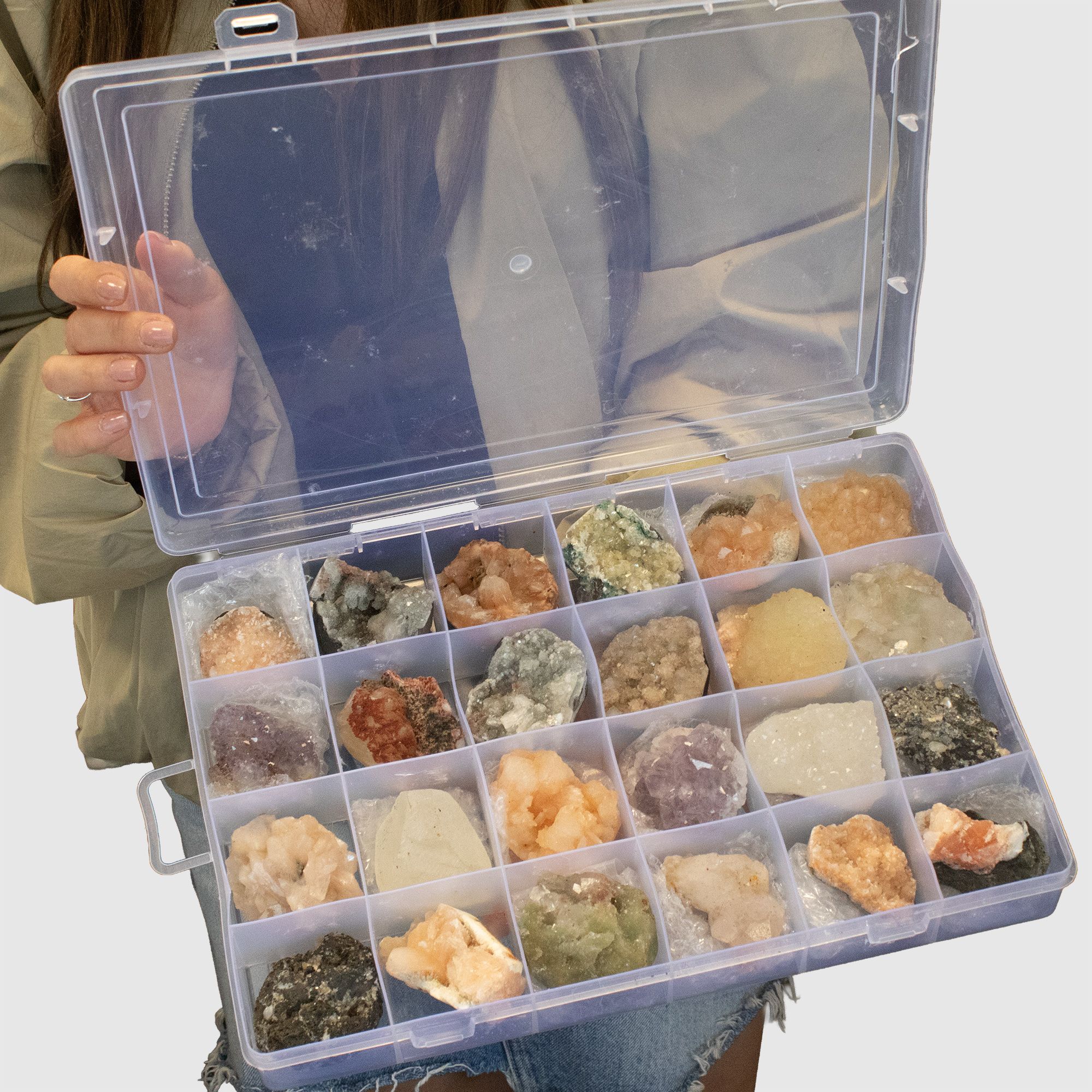 Muestras minerales - Zeolitas mixtas de la India en una vitrina (Apofilita blanca, Estilbita, Cuarzo dedo, Amatista, Estilbita verde, Heulandita) - Imagen 8