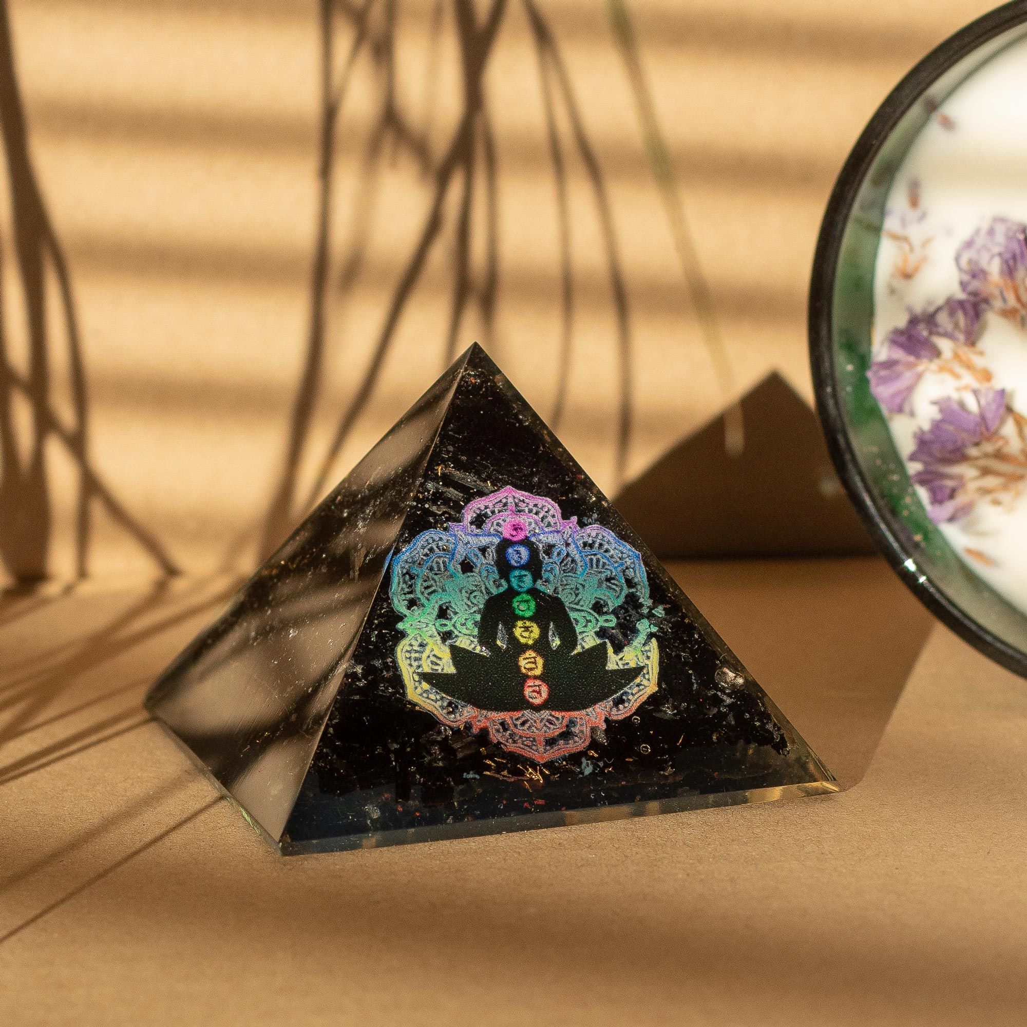 Pequeñas pirámides de orgonita 5.5x4.5cm - Chakra de Buda - Chips de turmalina negra - Imagen 3