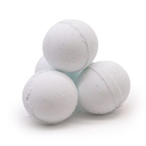 Tres bombas de baño de tono muy claro sobre fondo blanco correspondiente a bomba de baño con poción cabeza somnolienta.
