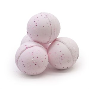 Tres bombas de baño rosadas con pequeñas motas sobre fondo blanco correspondiente a bomba de baño con poción decadencia.