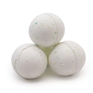 Tres bombas de baño blancas con pequeñas motas verdes correspondiente a bomba de baño con poción pmt.