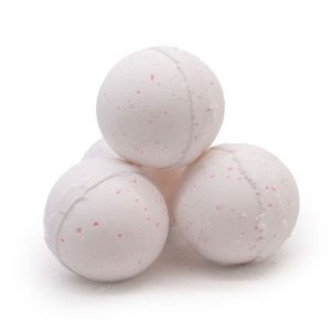 Tres bombas de baño rosadas sobre fondo blanco correspondiente a bomba de baño de aromaterapia picante.
