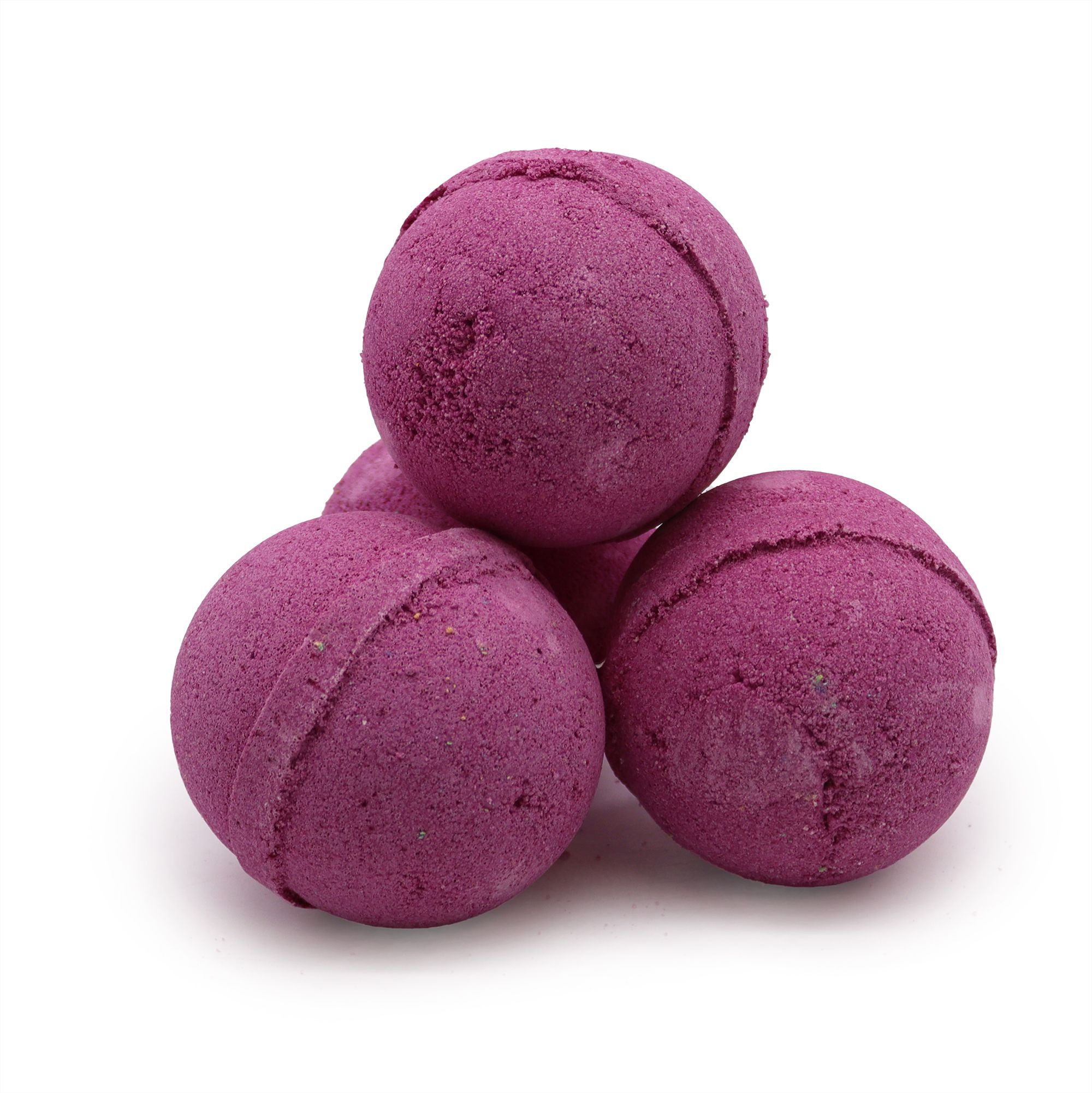 Tres bombas de baño moradas sobre fondo blanco correspondiente a bomba de baño ylang ylang y jengibre.