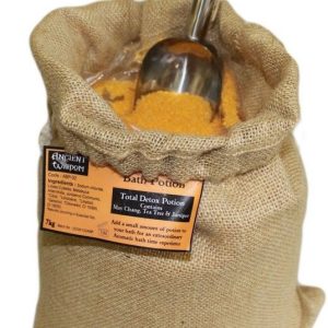 Poción de baño de aromaterapia Desintoxicante en saco abierto con una cuchara metálica.