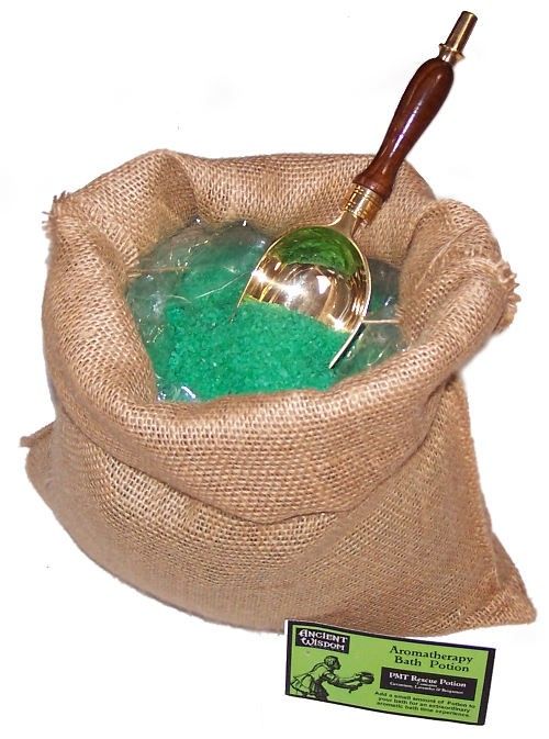 Poción de baño para dolores premenstruales en un saco abierto con sales de color turquesa y cuchara.