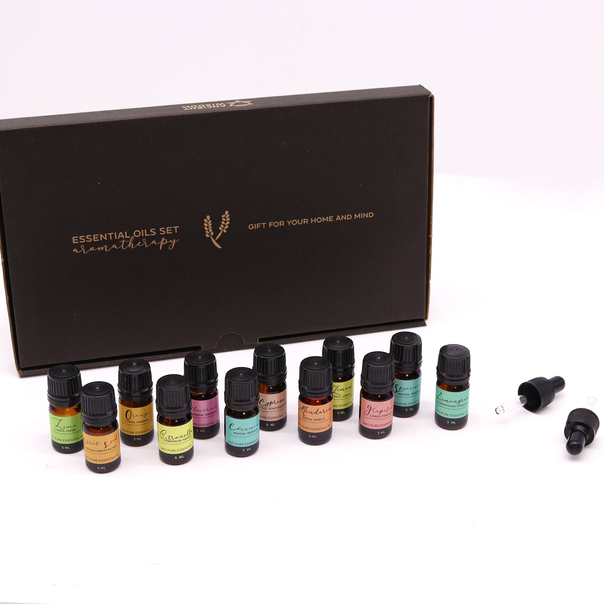 Estuche negro abierto con varios frascos de aceites esenciales para aromaterapia