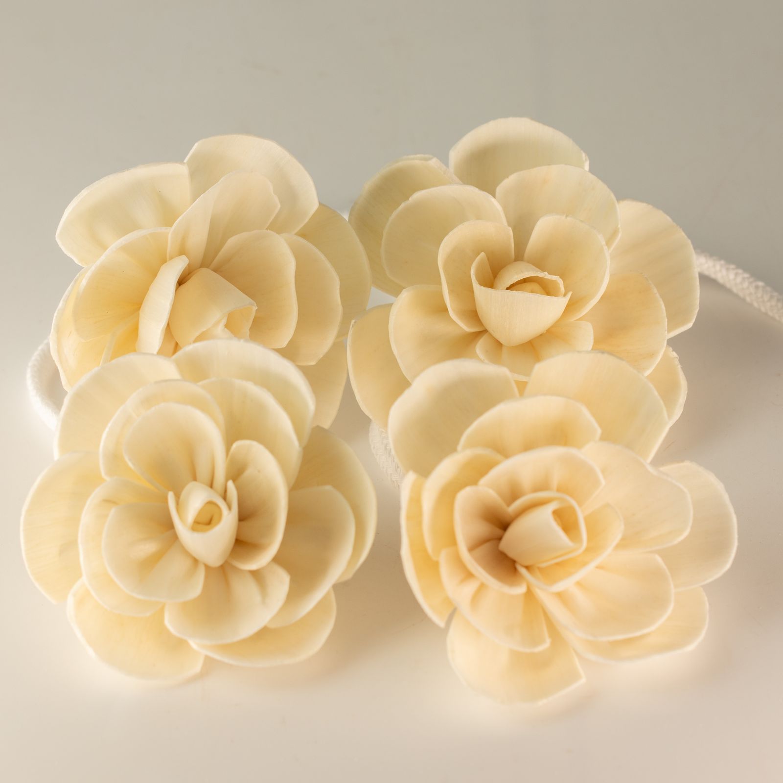 Flor Difusora de Madera Loto Pequeña – Pack de 4, En Cordón - Imagen 5