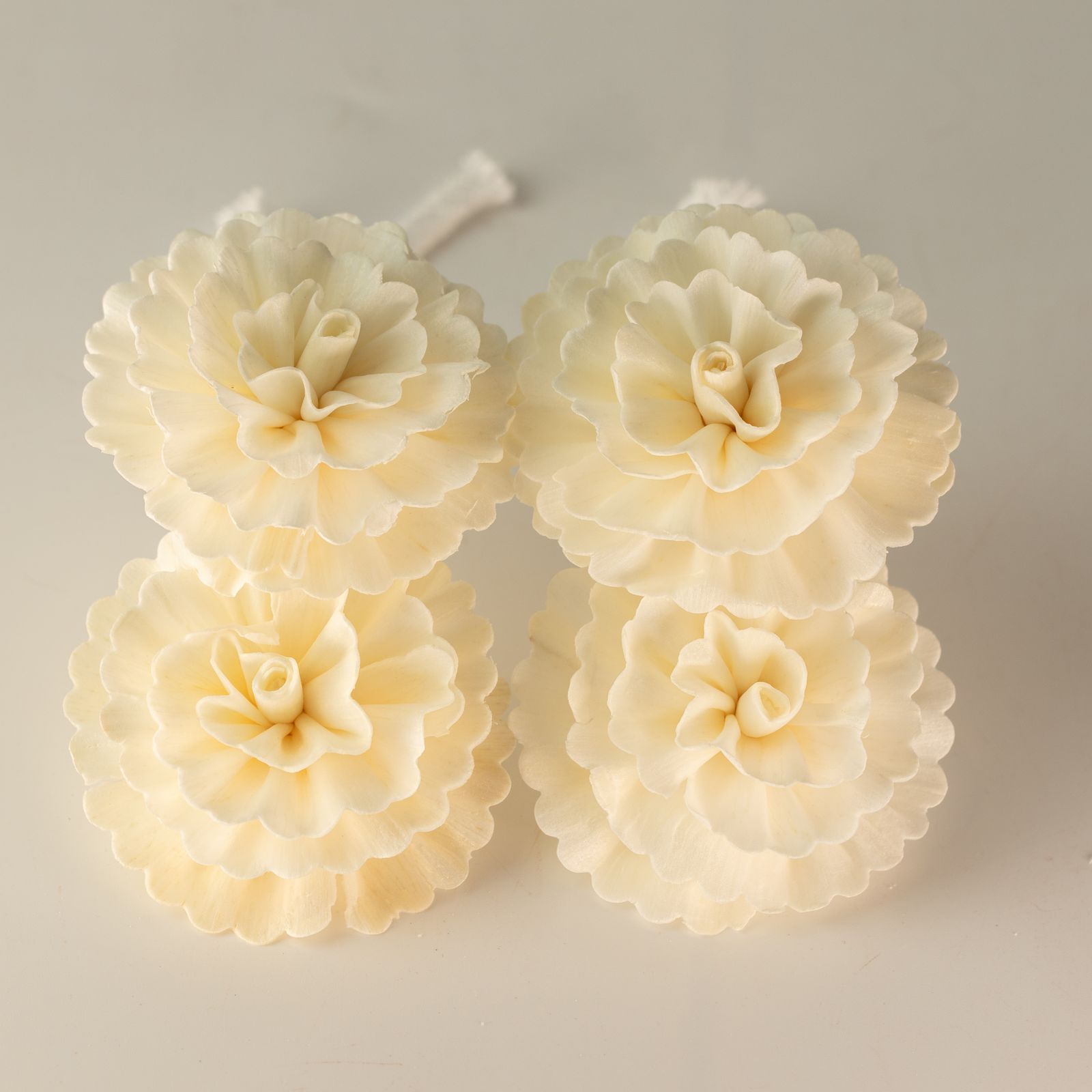 Flor Difusora de Madera Clavel Mediana – Pack de 4, En Cordón - Imagen 2