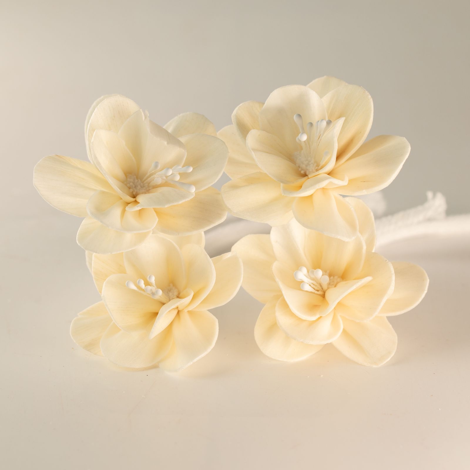 Flor Difusora de Madera Lirio Pequeña – Pack de 4, En Cordón - Imagen 2